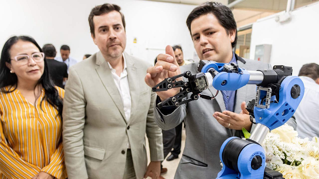 Se inaugura en la ESPOL el Laboratorio de Robótica Industrial