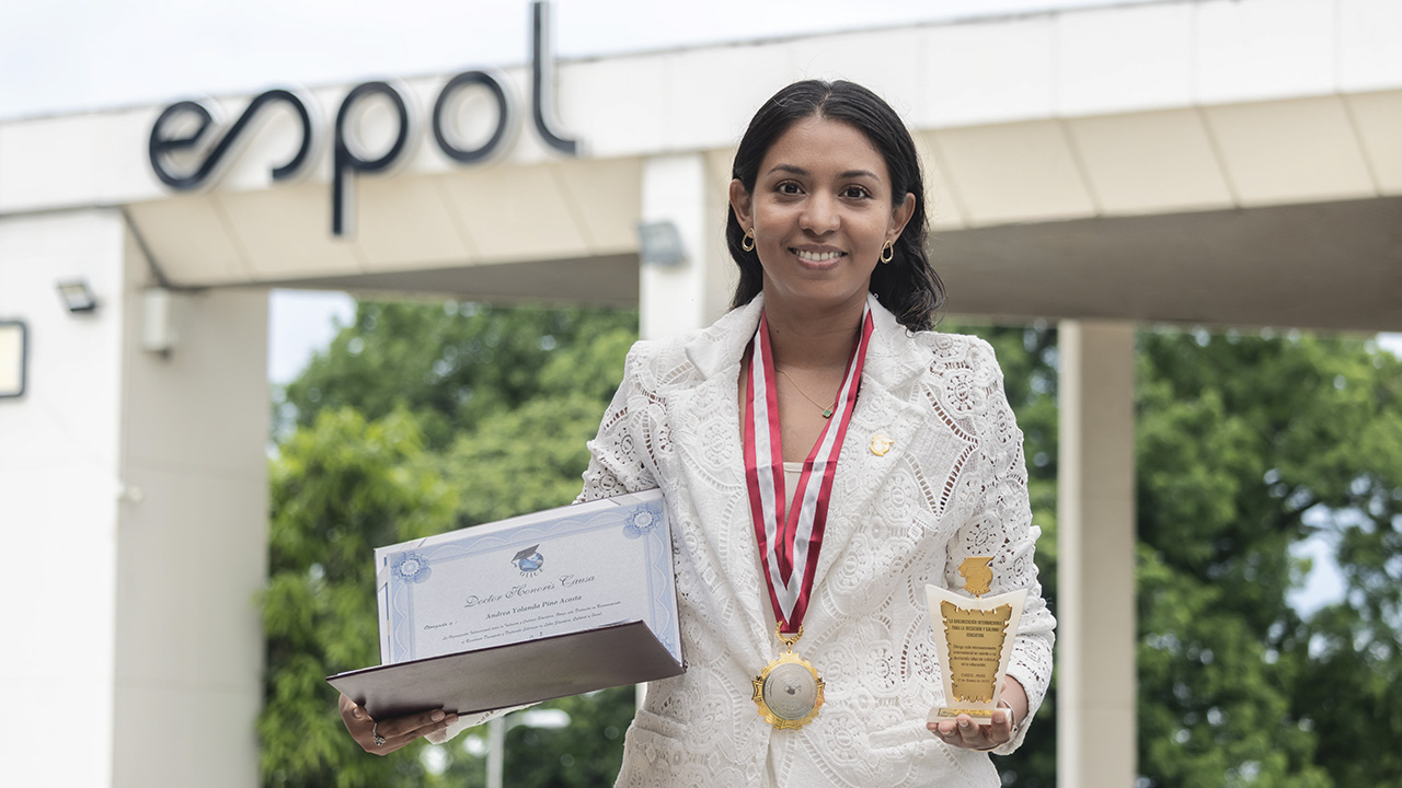 Profesora de FADCOM recibe reconocimientos internacionales por su trayectoria