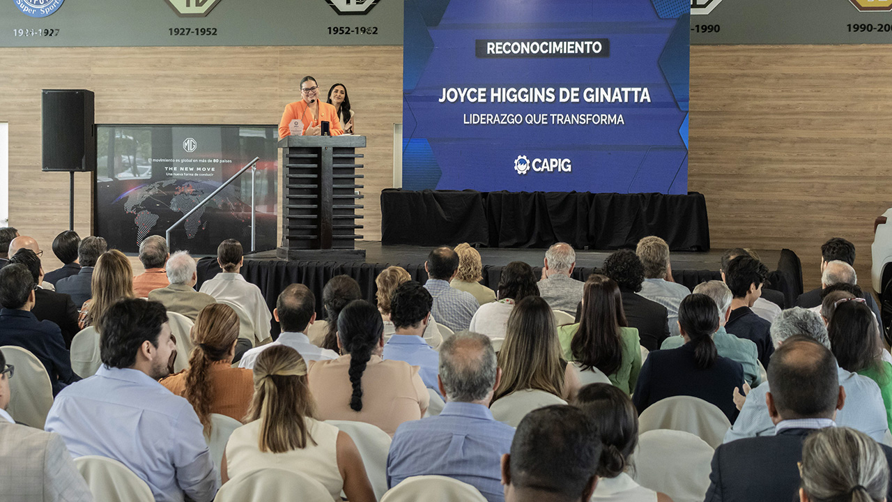 Rectora de la ESPOL recibe el reconocimiento Joyce Higgins de Ginatta