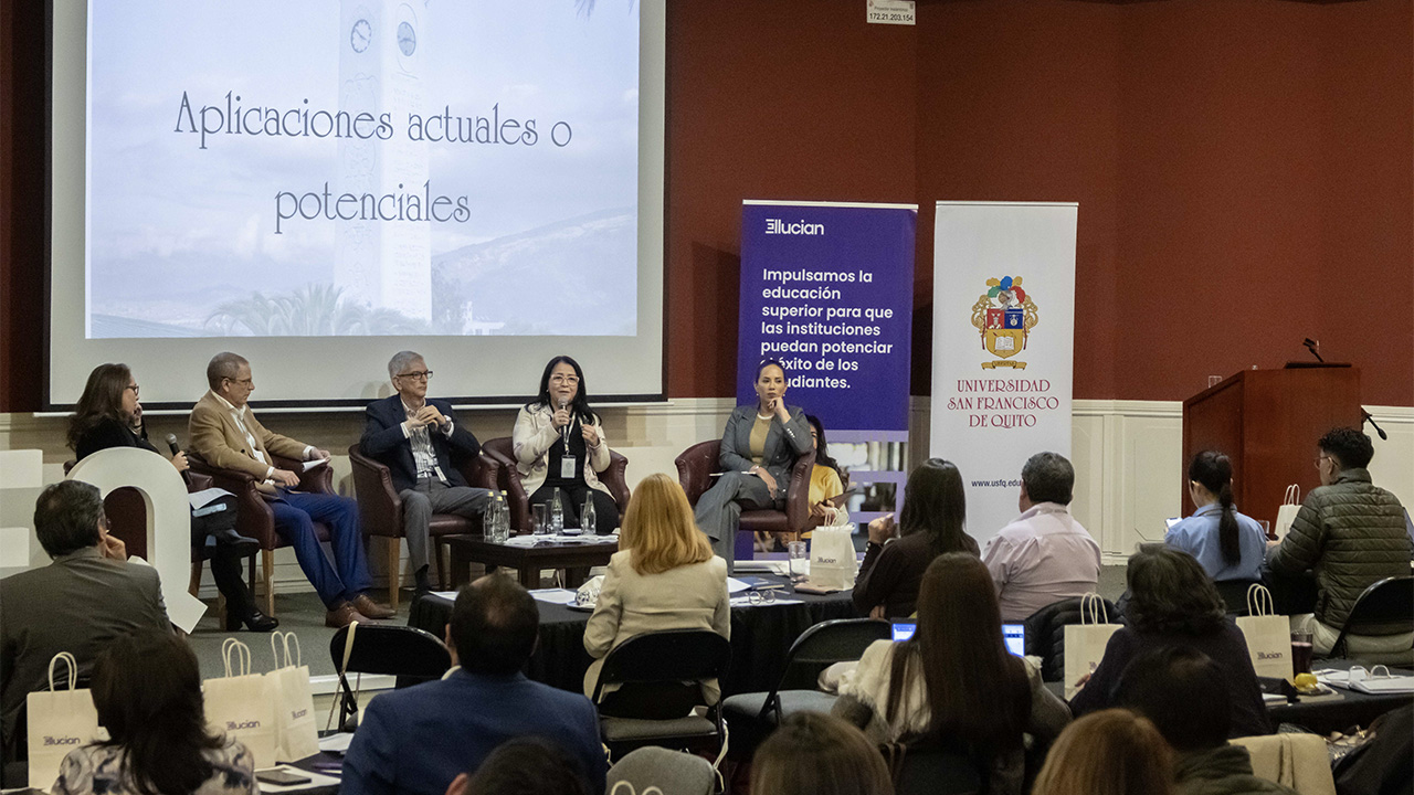 Vicerrectora Paola Romero en encuentro sobre innovación educativa, en Quito