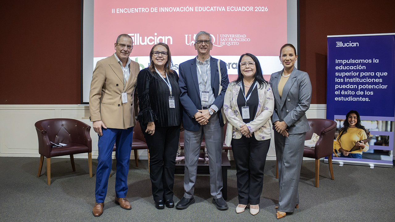 Vicerrectora Paola Romero en encuentro sobre innovación educativa, en Quito