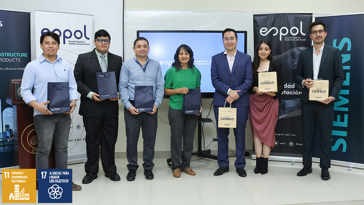 Siemens Ecuador entrega reconocimientos a profesor y graduados de la ESPOL