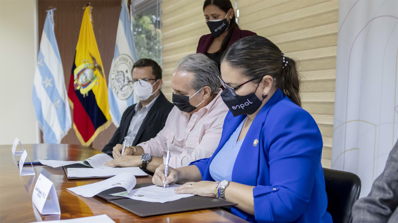 Firma de contrato entre ESPOL y Acadinvest