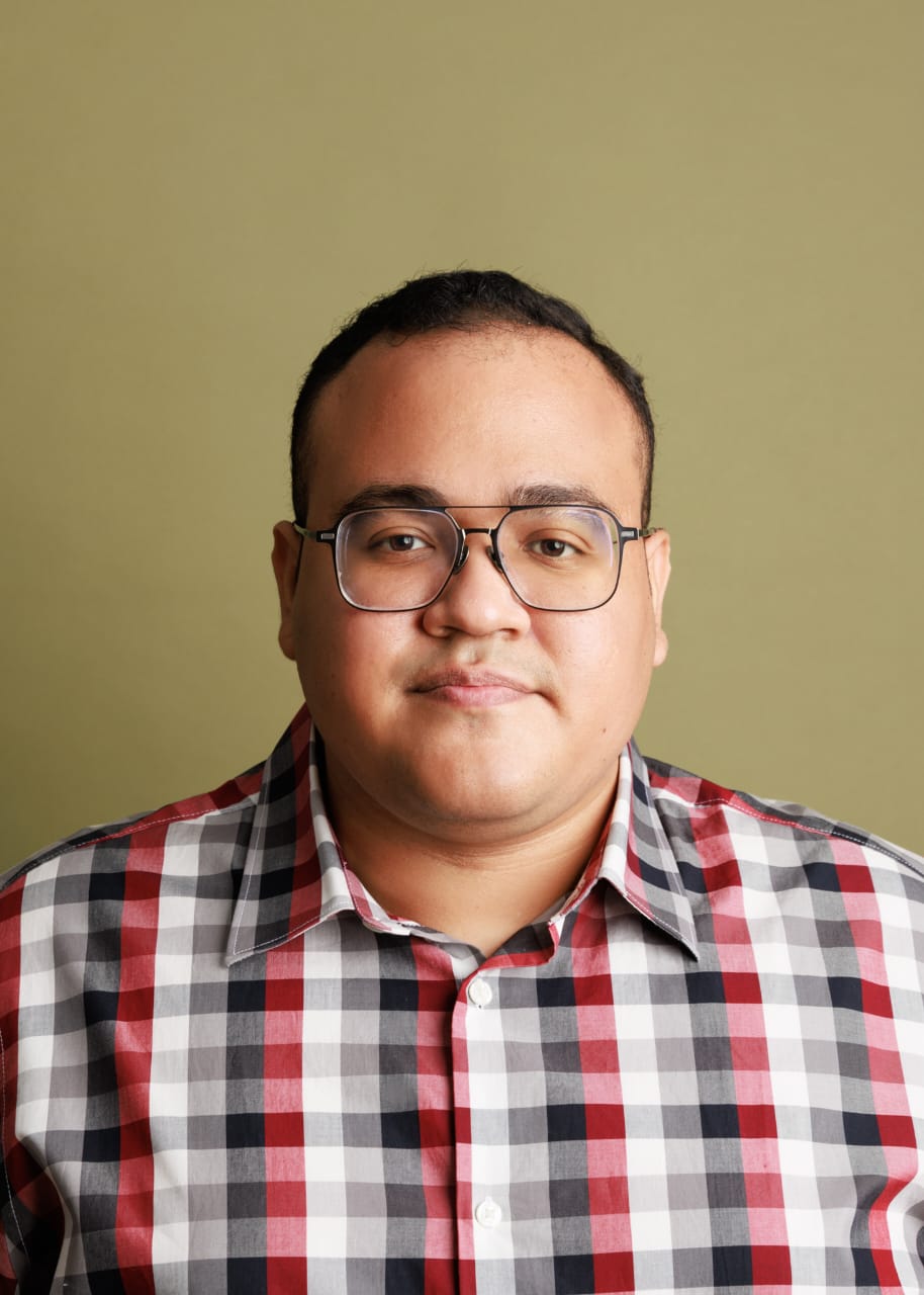 "Guillermo Andrés Zambrano Mohauad Facultad de Ciencias de la Vida – Técnico de Investigación   Mis áreas de investigación se centran en el estudio de las cadenas de valor agrícolas, en particular las del cacao y el arroz; la adopción de tecnologías agrícolas; el acceso al crédito y a los mercados; y el análisis de sostenibilidad en contextos rurales."