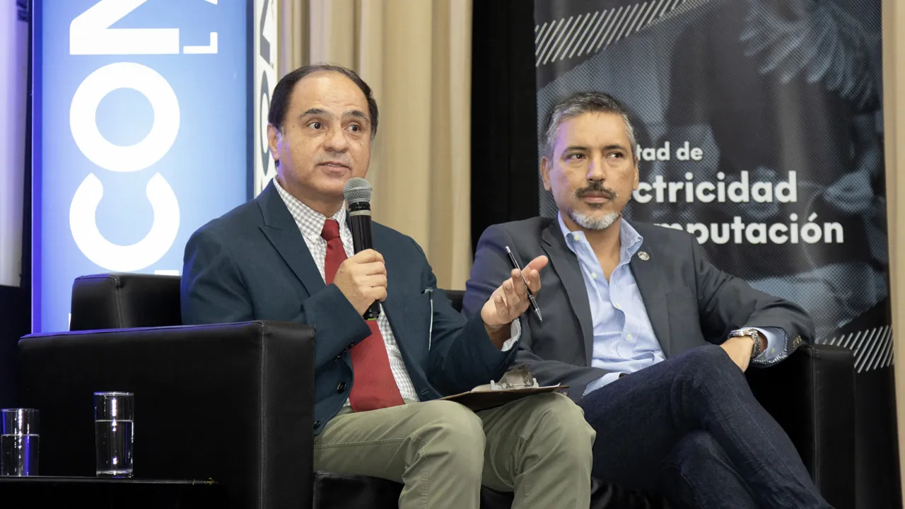 Investigadores Enrique Peláez y Andrés Abad participaron del coloquio.