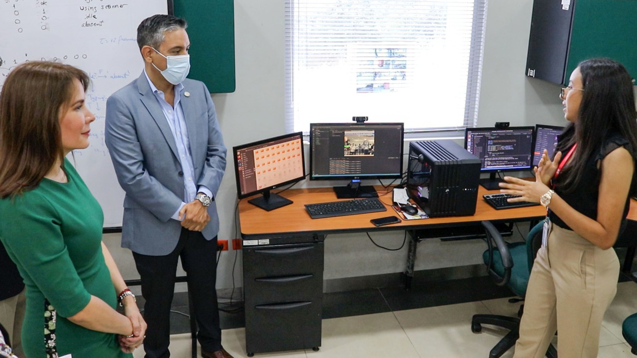 Ministra de Telecomunicaciones visita Laboratorio INARI, de la ESPOL
