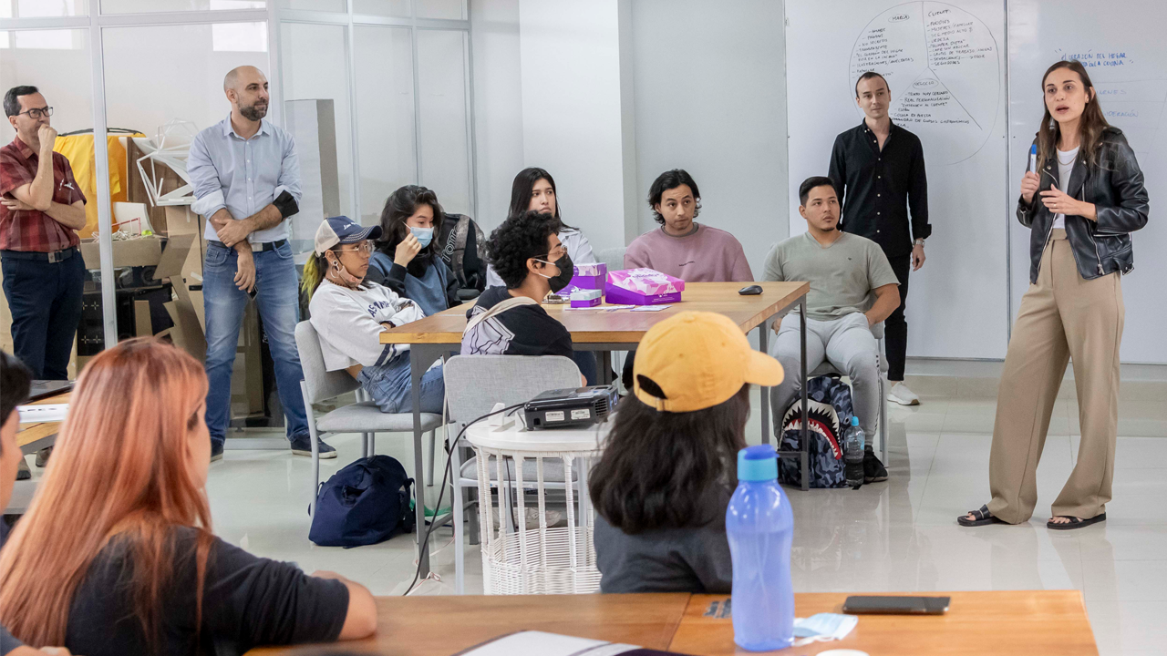 Ángela Torres, diseñadora industrial colombiana, fue facilitadora en uno de los talleres.