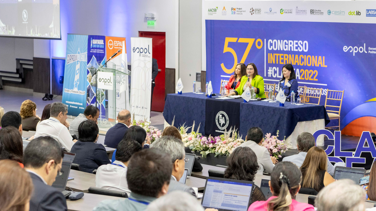 Panel “Construyendo desde las escuelas de negocios un futuro con equidad y sostenibilidad”