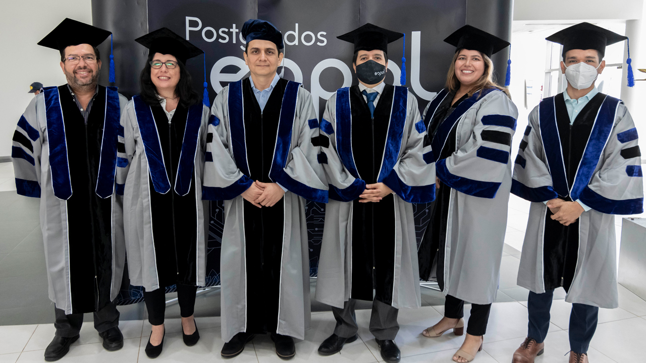 Edwin Boza junto a miembros del comité evaluador.